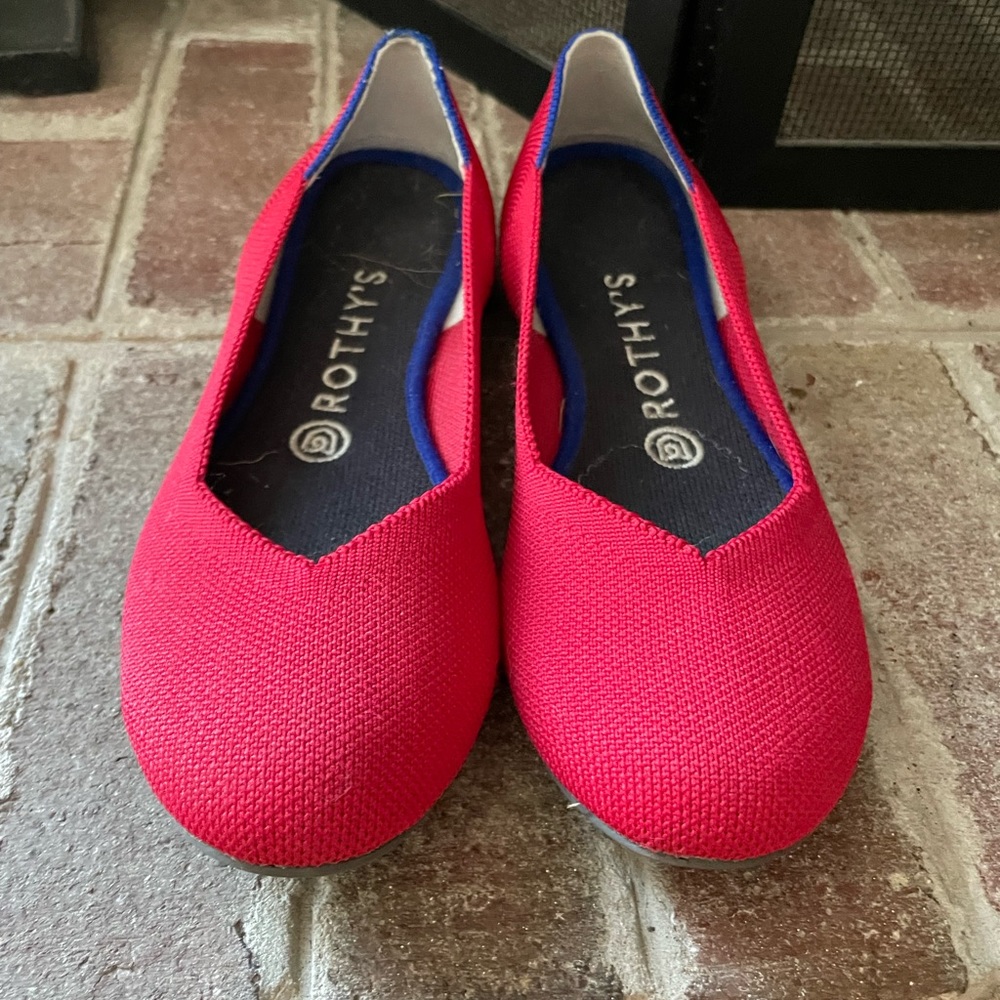 EUC/ almost brand new authentic cherry red round toe Rothy’s. Size 7.5